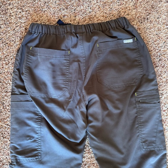 Figs Cargo Scrubs - Picture 5 of 5